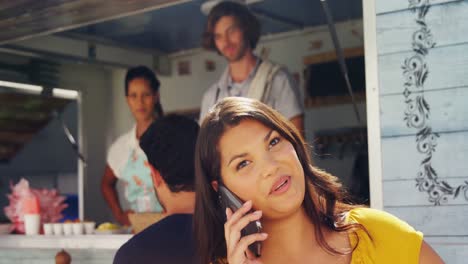 mujer hablando por telefono movil