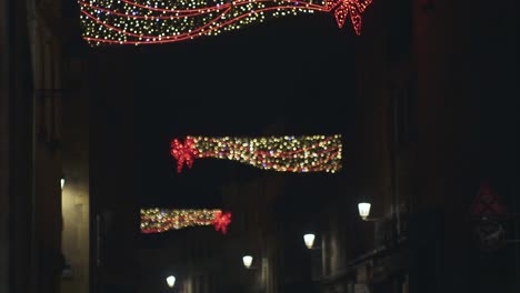 Wunderschönes-Weihnachtslicht,-Das-In-Der-Nacht-Weht-Und-Funkelt-Und-Alle-Straßen-Von-Metz-In-Frankreich-Beleuchtet