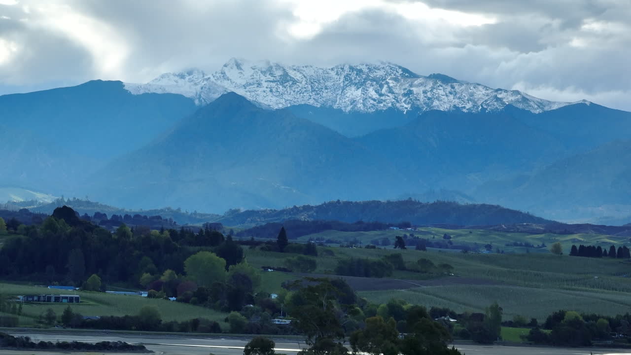 뉴질랜드 태즈만 리 위에 있는 눈 인 오 산의 드론 촬영