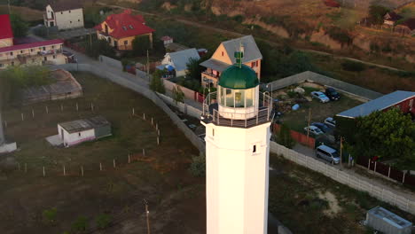 Un-Hermoso-Faro-En-La-Orilla-Del-Mar