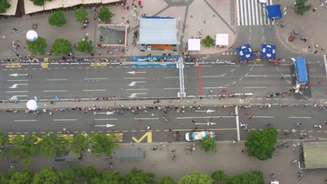 Overhead-Luftaufnahme-Von-Teilnehmern,-Die-An-Der-Ziellinie-Eines-Marathons-Ankommen