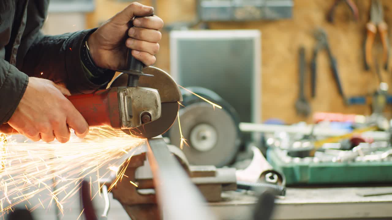 угловая шлифовальная машина для резки металла в мастерской