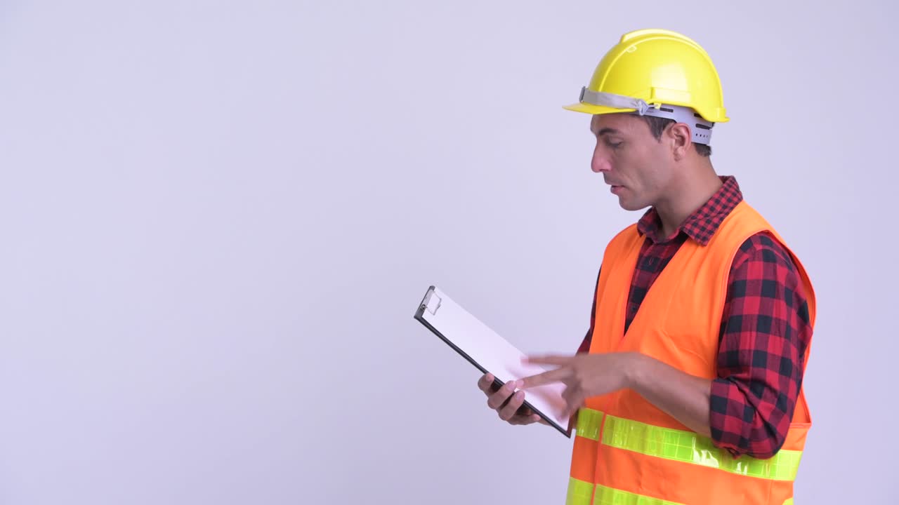 joven y guapo hombre hispano trabajador de la construcción