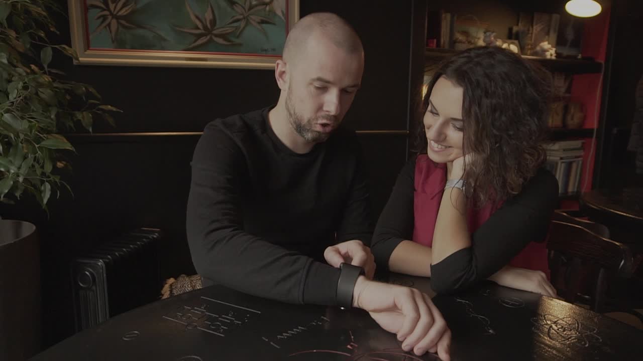 커플 이 카페 에서 상호 작용 하고 있다