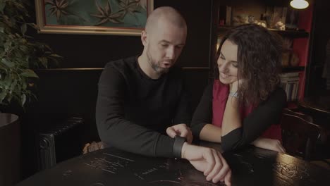 una pareja interactuando en un café.