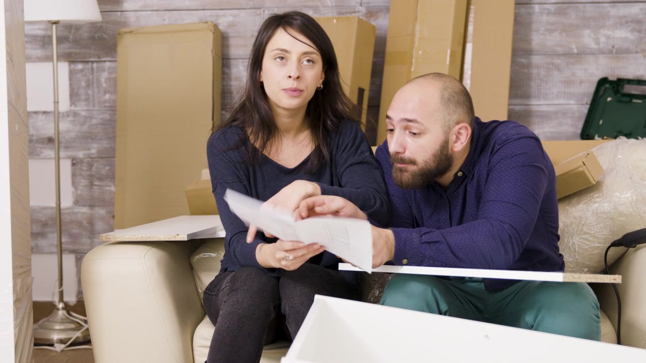 Coppia frustrata che fatica ad assemblare mobili a casa