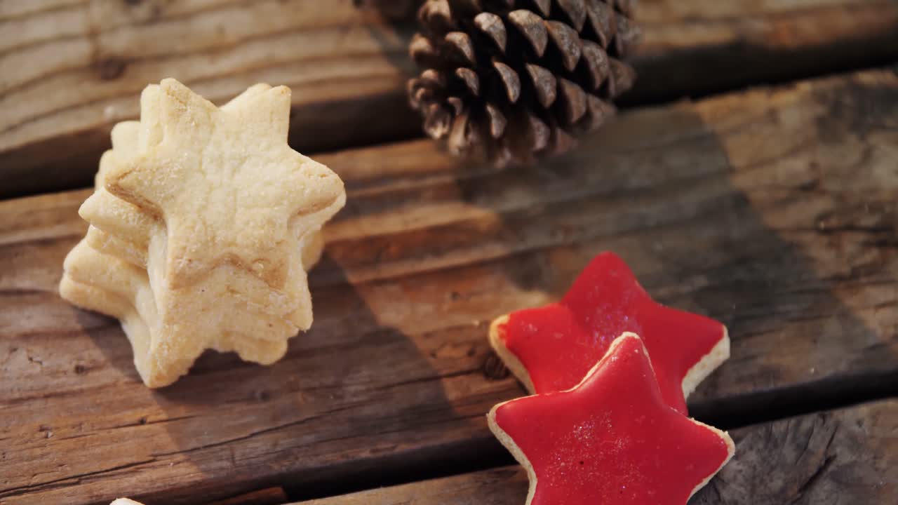 galletas de navidad y cono de pino en una mesa de madera 4k