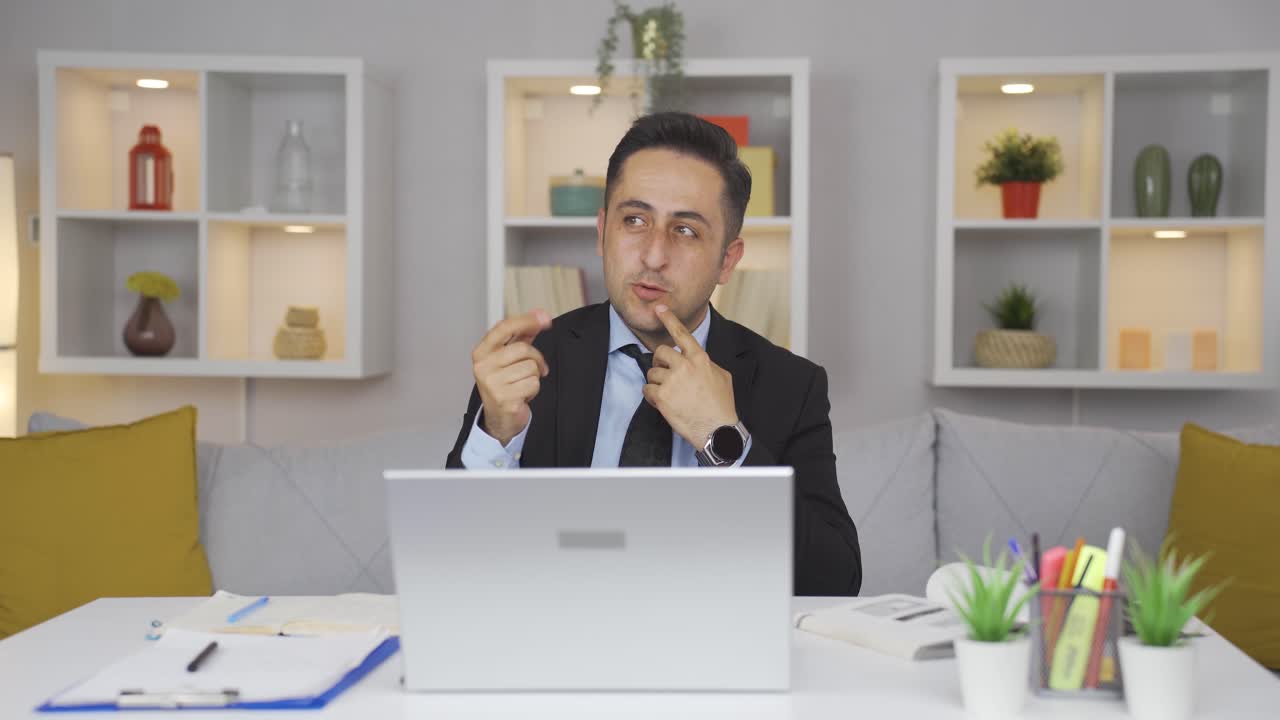 trabajador de oficina en casa, hombre calculando cosas.