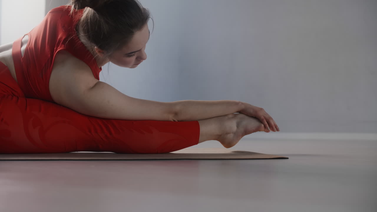 mujer estirándose en postura de yoga