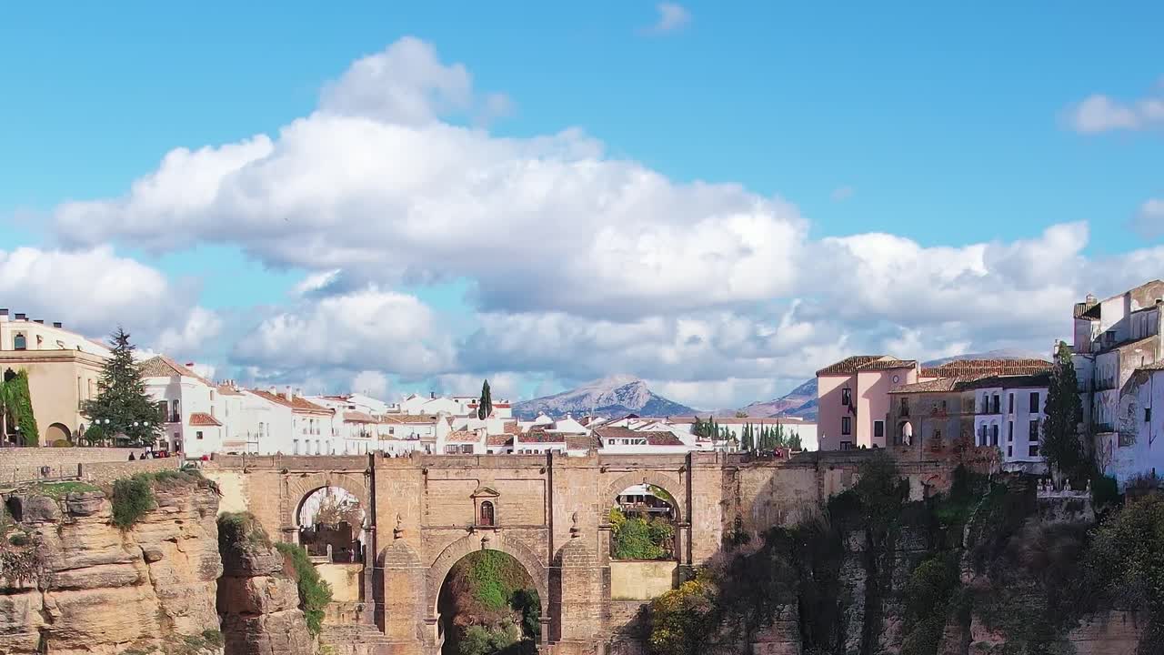 Exploración del puente histórico en Ronda, Málaga, España, bajo un cielo azul