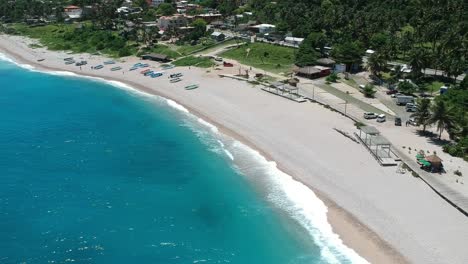drone descendiendo sobre el increíble agua azul del caribe da una vista de la playa y la ciudad de los patos, república dominicana