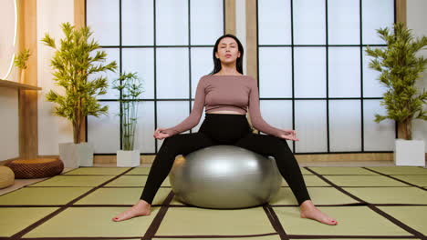 Mujer-Haciendo-Yoga-En-El-Interior