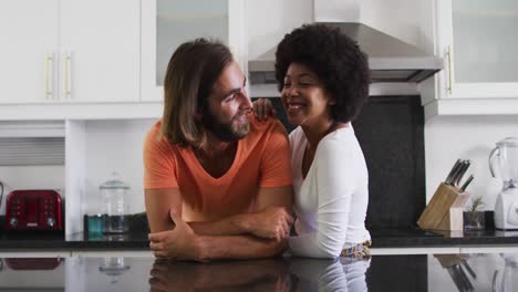 Retrato-De-Una-Pareja-De-Raza-Mixta-Sonriendo-En-La-Cocina-De-Casa