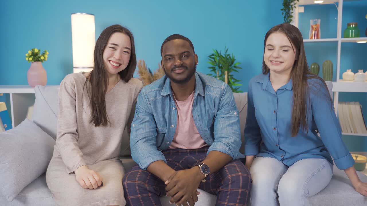 다민족의 젊은이들이 웃고 카메라를 쳐다보고 있습니다. 아시아, 유럽, 아프리카의 젊은이들.