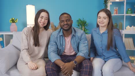 jóvenes multiétnicos riendo y mirando a la cámara. jóvenes asiáticos, europeos y africanos.