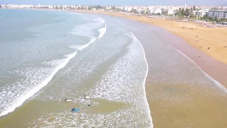 Antenne-über-Surfer,-Die-Wellen-Genießen-Und-Vor-Der-Küste-Von-Essaouira-Marokko-Surfen-5