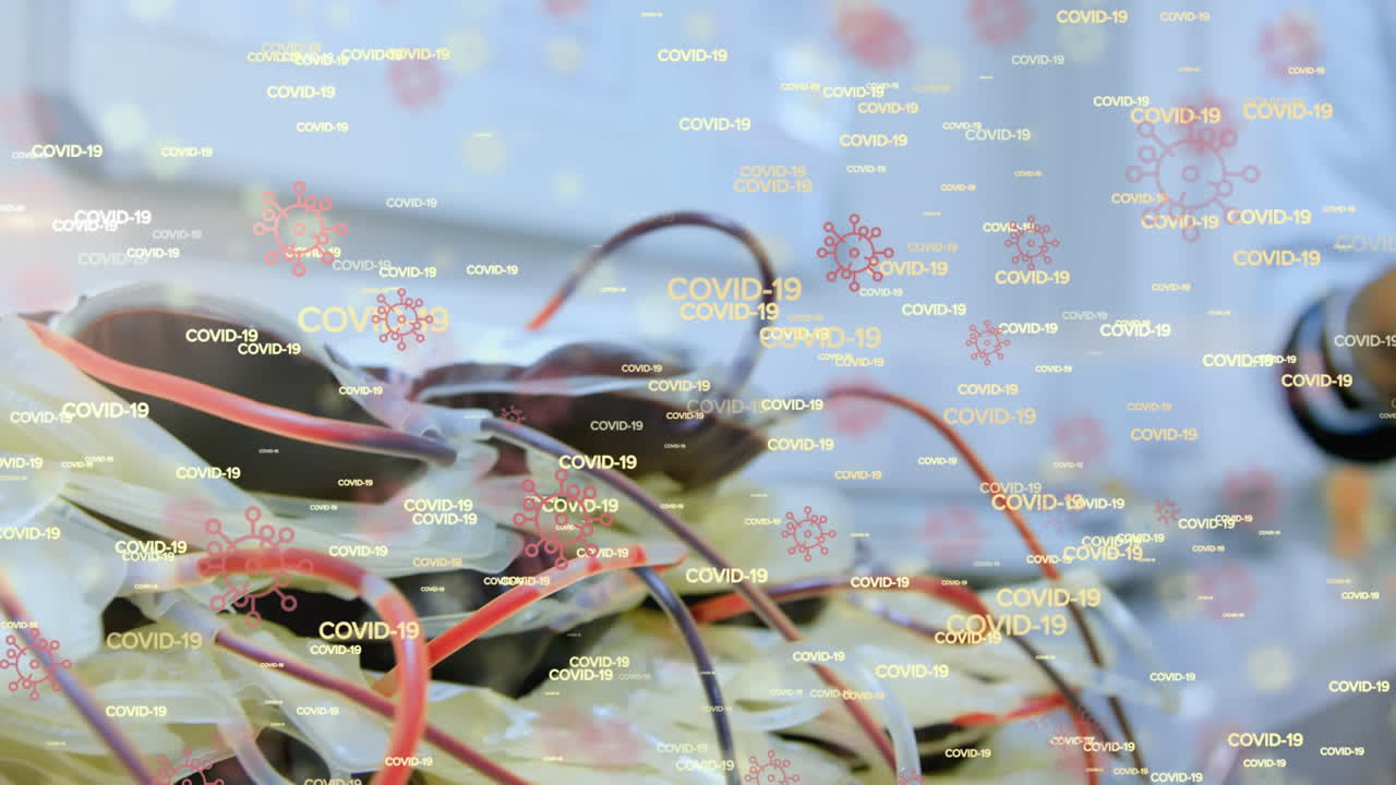 코로나19 세포 아이콘과 단어가 떠다니는 애니메이션 - 혈액 봉지를 들고 있는 두 인종의 의사