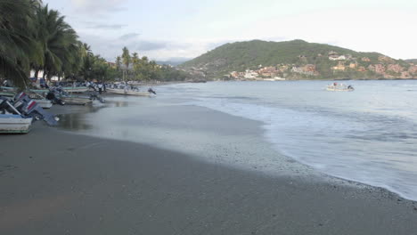 Lapso-De-Tiempo-De-Botes-De-Pesca-Lanzando-Desde-La-Playa-Principal-En-Zihuatanejo,-México