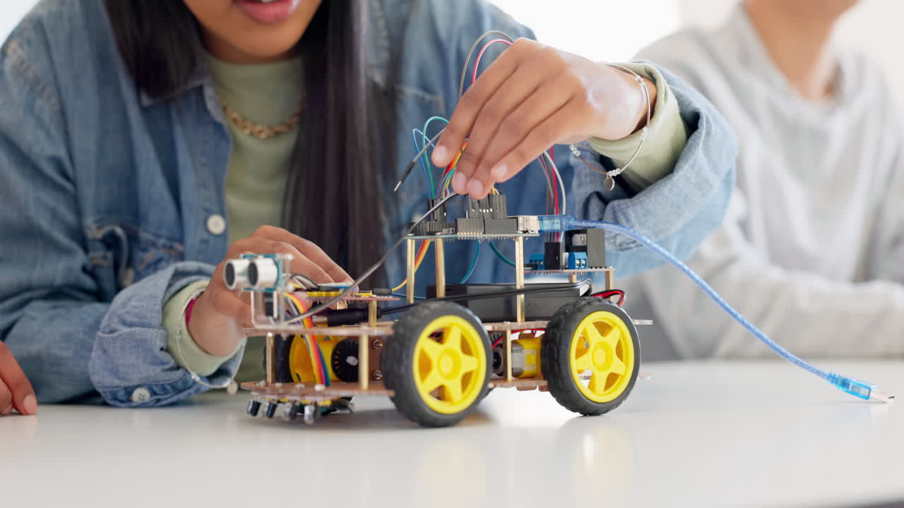 tecnología, primer plano y robótica de automóviles de los estudiantes