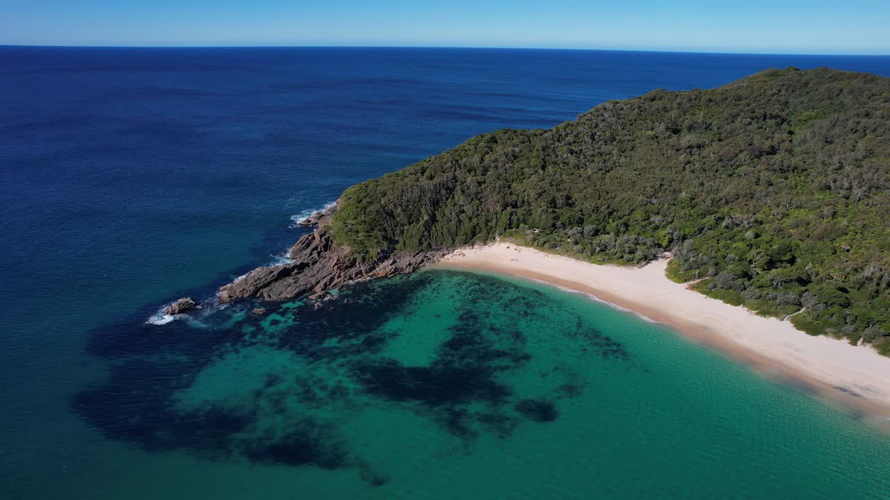 parte lenta de la playa del barco - rocas de foca - costa media del norte - nueva gales del sur - nsw - australia - toma aérea