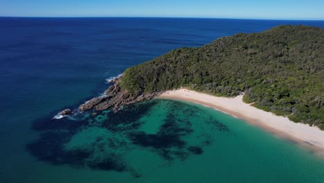 Langsames-Schwenken-Des-Bootsstrandes-–-Robbenfelsen-–-Mittlere-Nordküste-–-New-South-Wales-–-New-South-Wales-–-Australien-–-Luftaufnahme