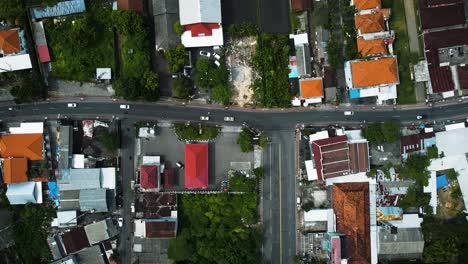 Maravilloso-Dron-De-La-Ciudad-De-Denpasar-Con-Casas-Y-Imágenes-De-Campos-De-Arroz-En-Bali