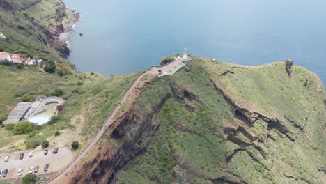 Wunderschöne-Luft--Oder-Drohnenaufnahme-Entlang-Der-Küste-Der-Insel-Madeira-In-Portugal
