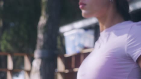 mujer estirándose al aire libre