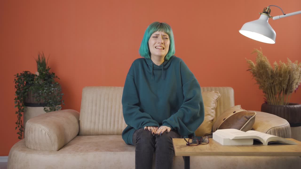 슬픈 젊은 여성이 울고 있습니다.