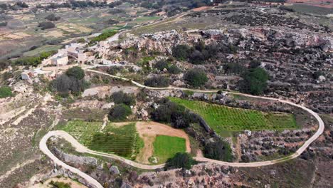 Wunderschönes-Drohnenvideo-Aus-Der-Luft-Aus-Der-Gegend-Von-Dingli-Im-Westen-Von-Malta,-Das-Die-Landschaft,-Die-Felder-Und-Das-Traditionelle-Bauernhaus-Im-Hintergrund-Zeigt