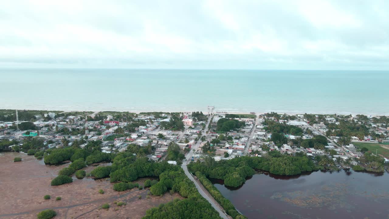 el pequeño puerto de sisal en mexico y manglares