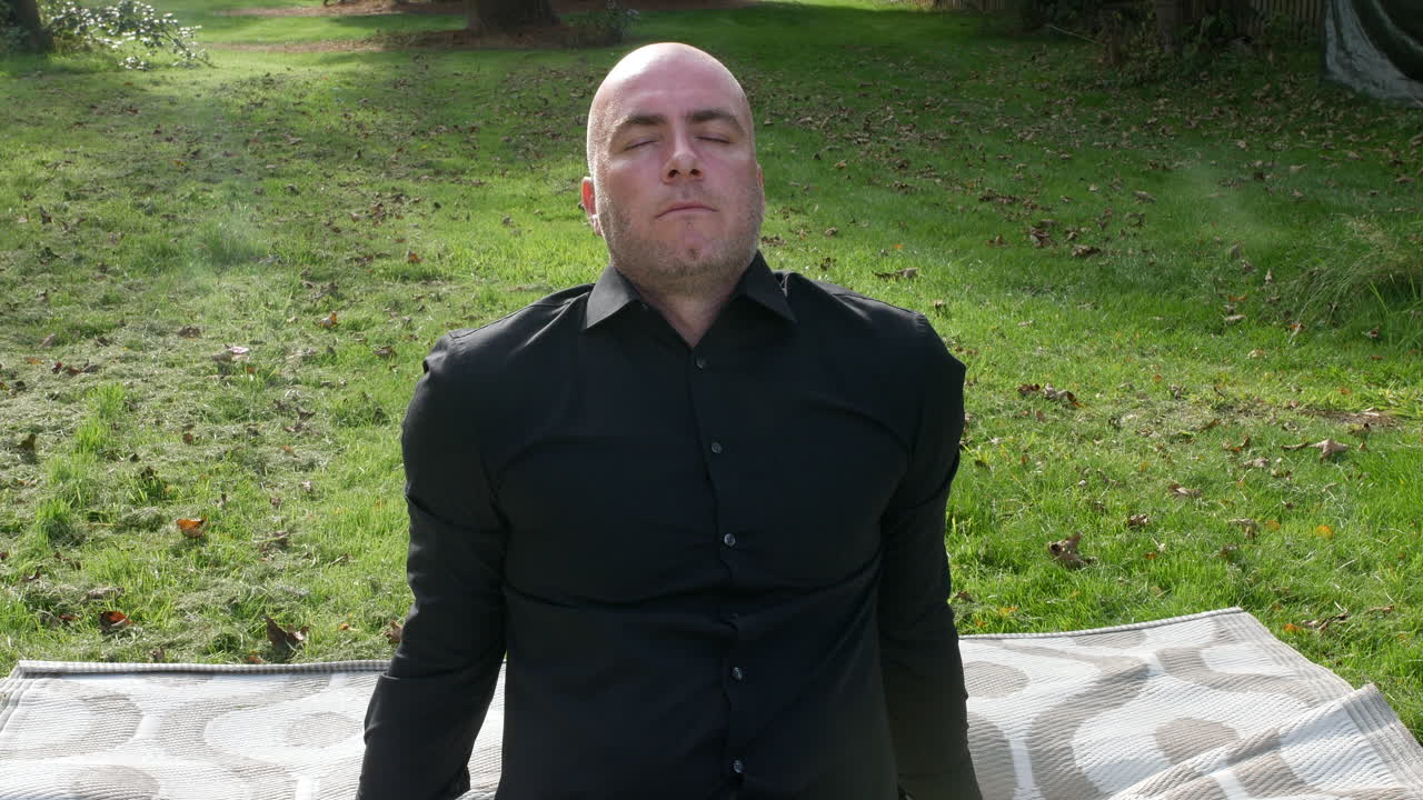 가을 가을 에 정원 에서 마음 을 실천 하는 눈 을 닫은 사람