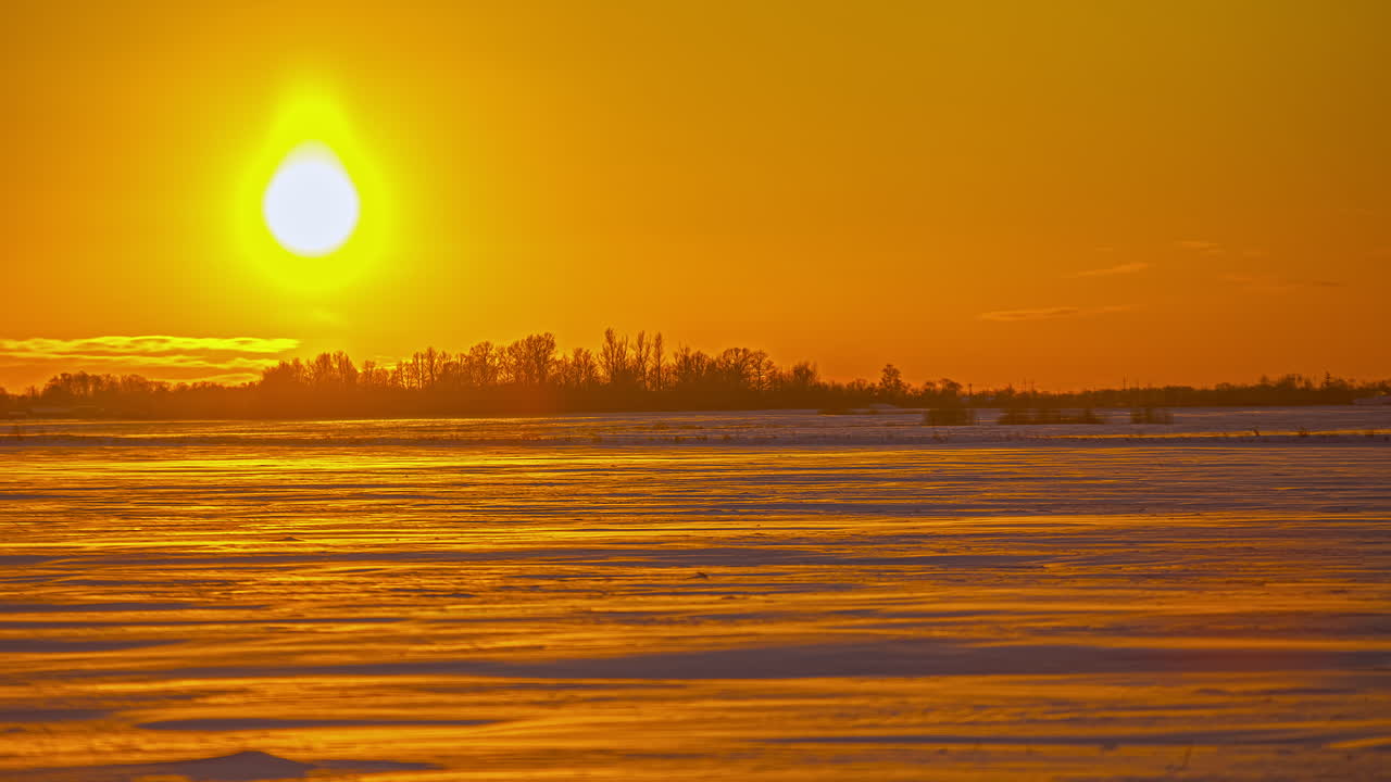 시골의 눈 덮힌 초원 위에 반사되는 밝은 햇살의 전망