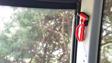 martillo de seguridad en un coche