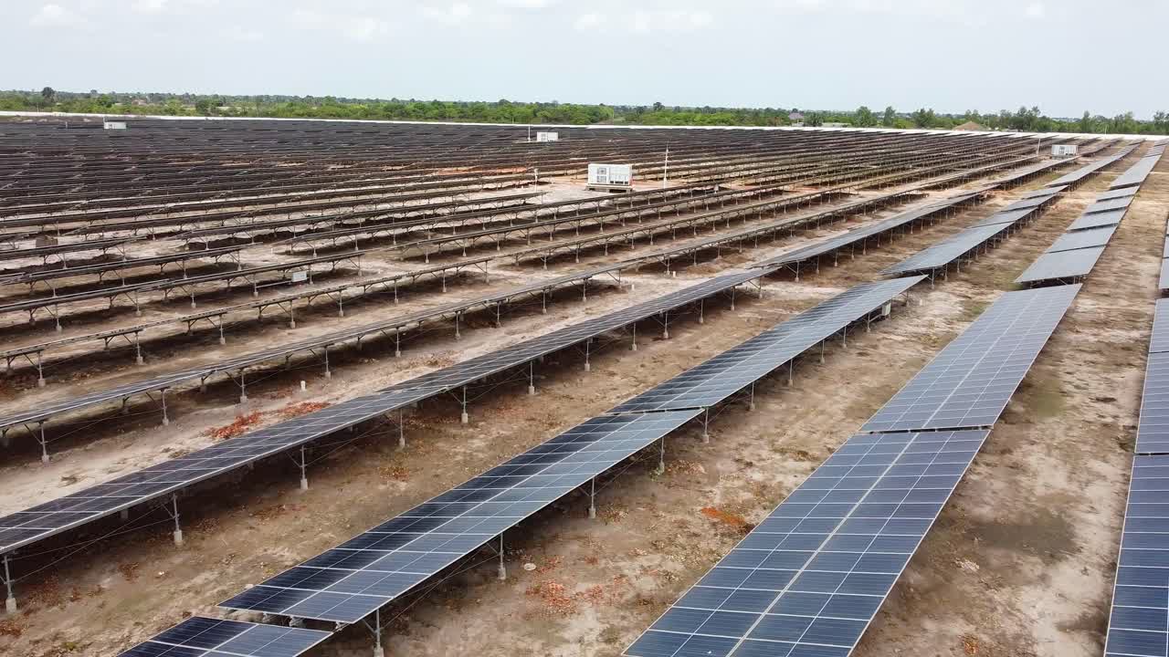 큰 태양광 농장 의 공중 사진