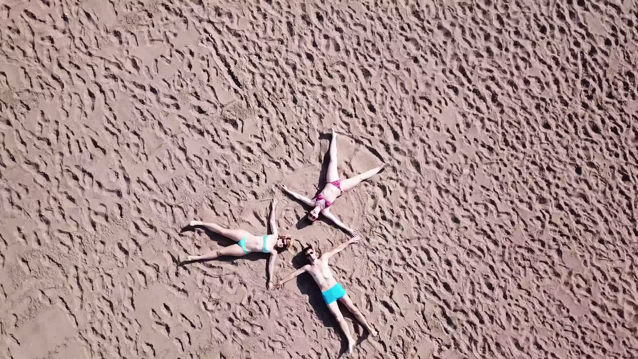 별 모양으로 해변에 누워있는 친구들