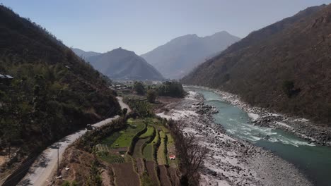 Ein-Ruhiger-Fluss,-Der-Sich-Zwischen-Majestätischen-Gipfeln-Schlängelt:-Eine-Ruhige-Fahrt-Durch-Die-Atemberaubende-Schönheit-Der-Natur-Offenbart-Die-Harmonie-Von-Erde-Und-Himmel.