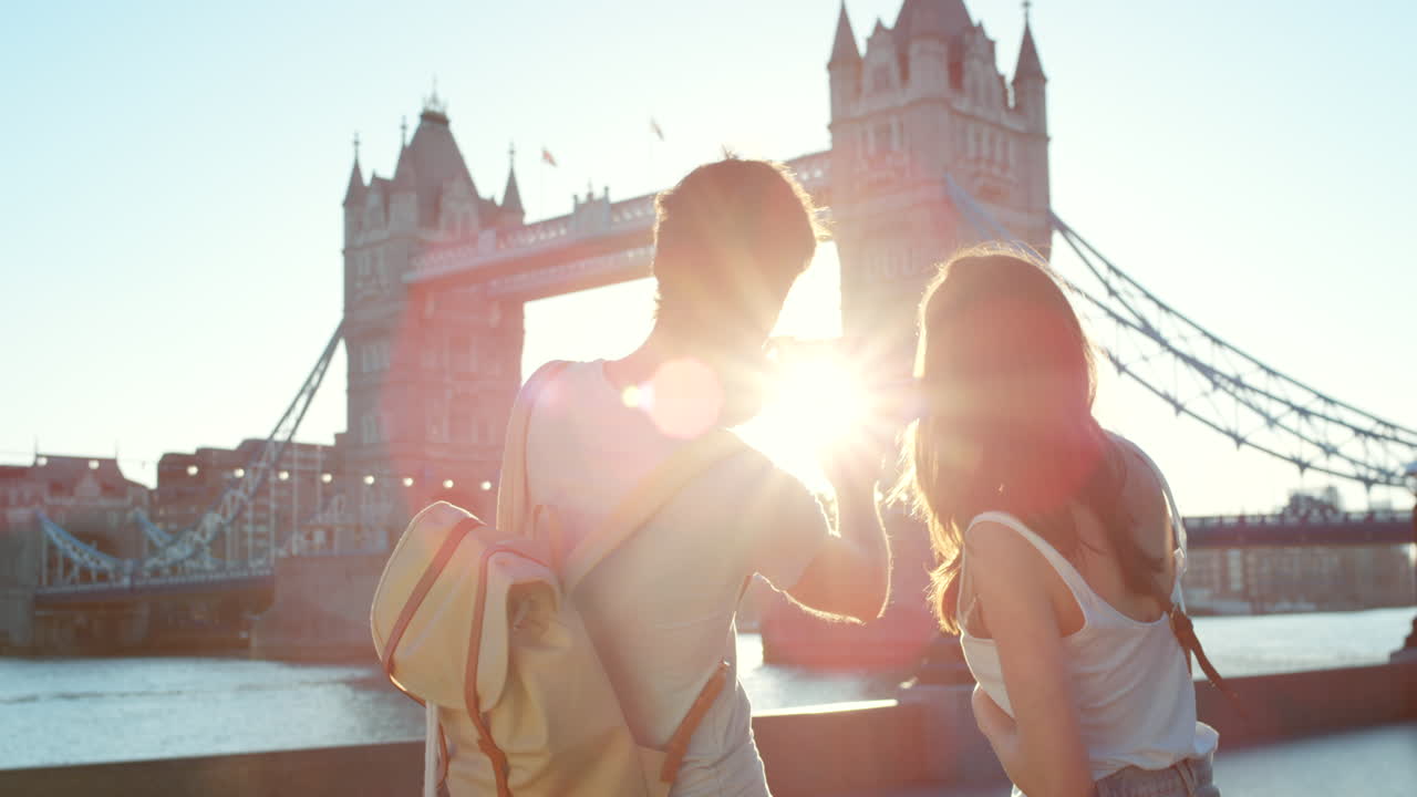 스마트폰 을 이용 하여 사진 을 찍는 부부