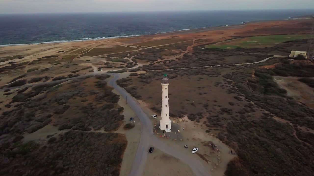 la costa noreste de aruba con el faro de california en primer plano y el caribe en el fondo