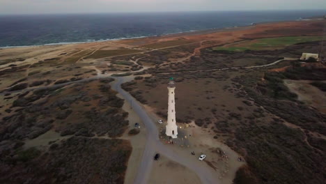 la costa noreste de aruba con el faro de california en primer plano y el caribe en el fondo