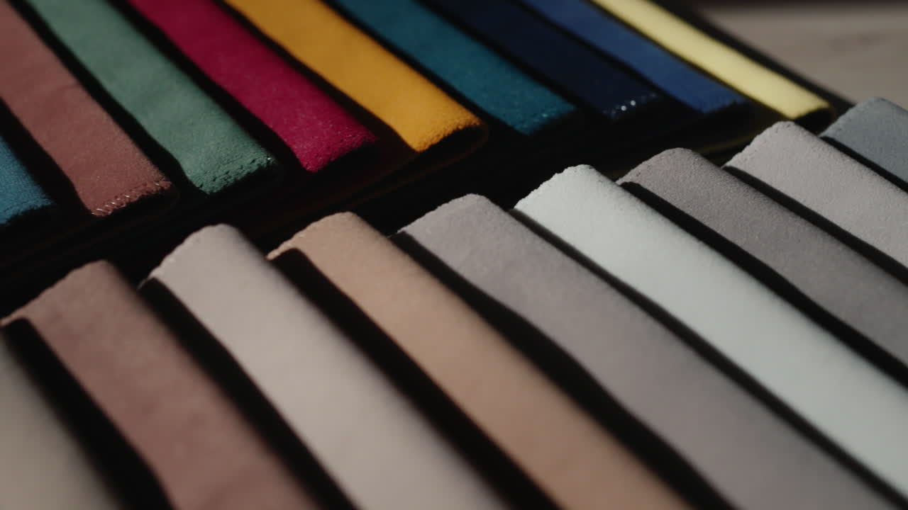 tela para coser ropa, tapicería de muebles, cortinas y otras cosas. muestras de tela multicolor en el mostrador de la tienda. video 4k