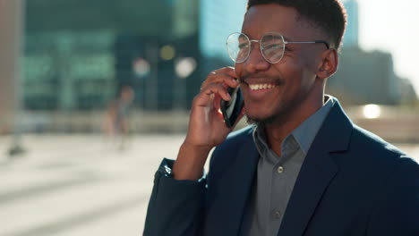 Negocio,-Ciudad-O-Hombre-Negro-Feliz-Hablando-Por-Teléfono