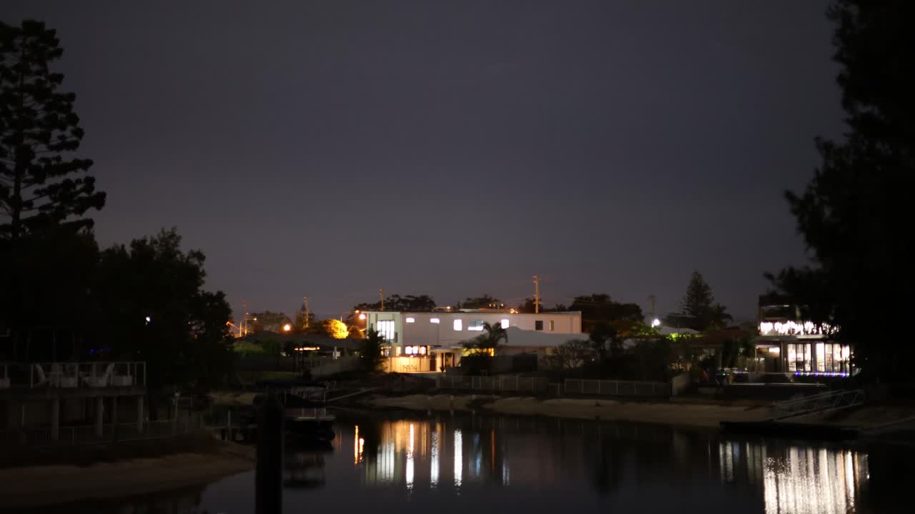 물 위에 반사되는 저녁 불빛의 타임 라프스