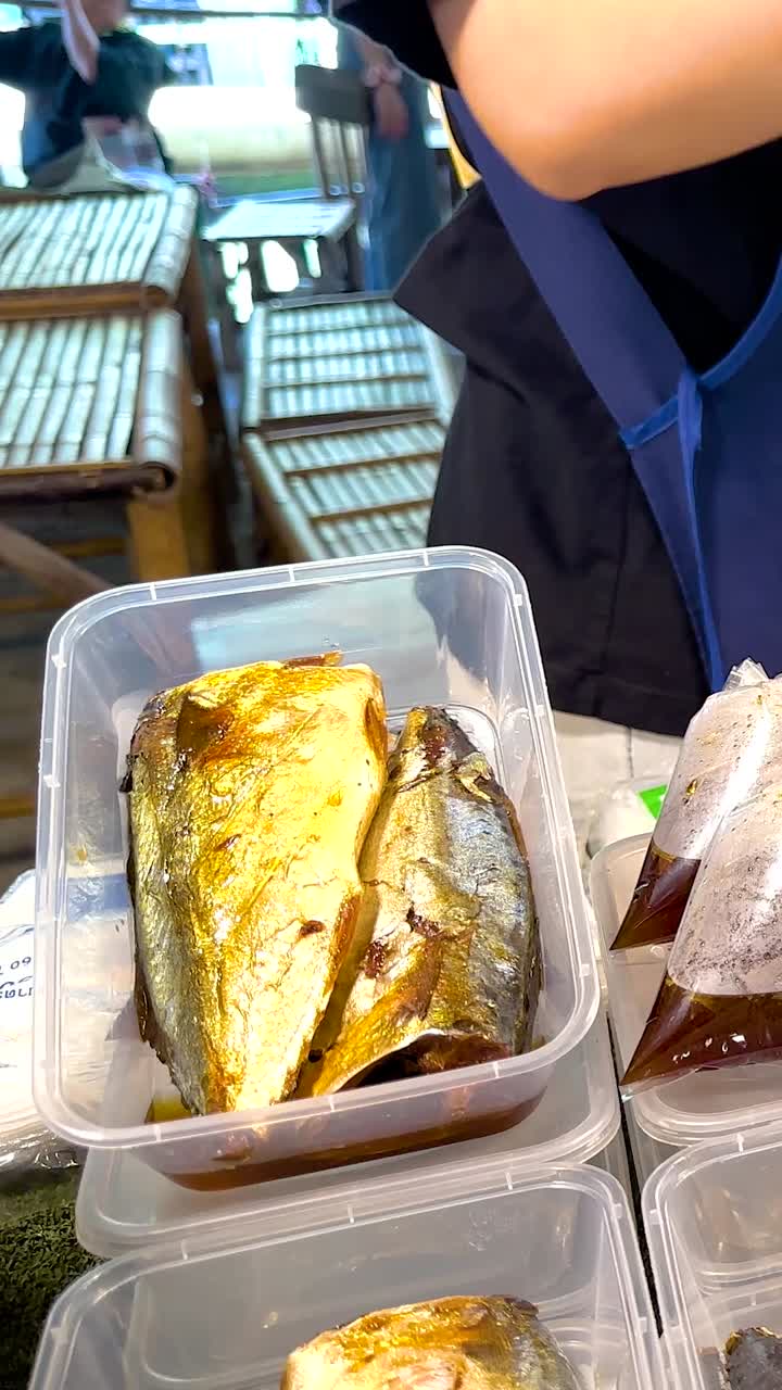 방 시장에서 물고기 요리를 준비하는 판매자