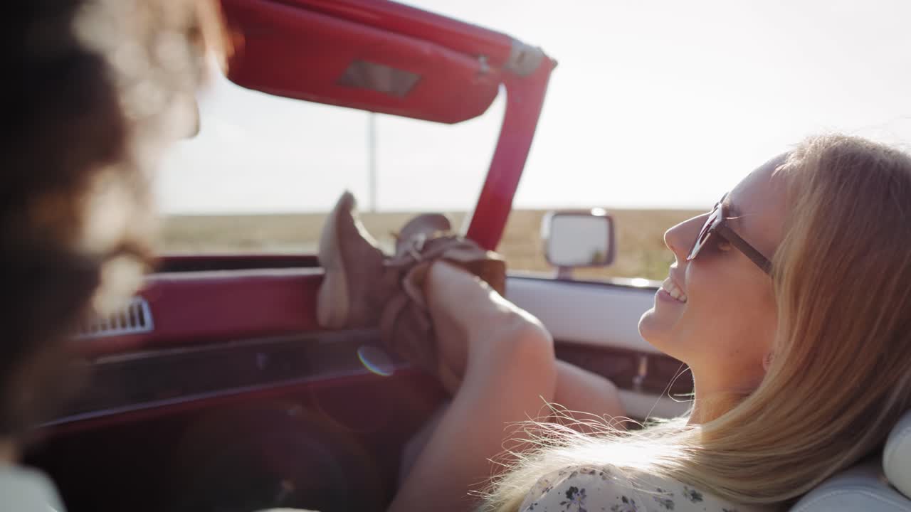 Video einer Frau, die an einem sonnigen Tag Auto fährt