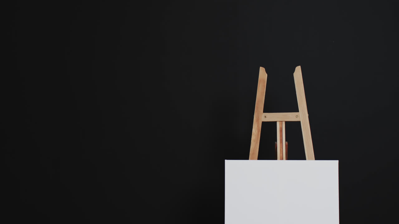 검은색 배경 에 복사 공간 을 가진 나무 의 스 ⁇  에 있는  ⁇  캔버스 표지판 의 비디오