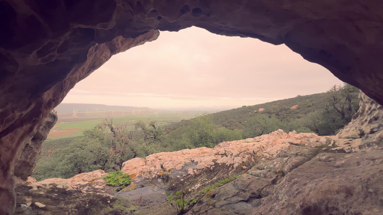 time-lapse del paisaje natural visto desde la cueva, captura diurna del paisaje visto desde el interior de la entrada de la cueva de piedra