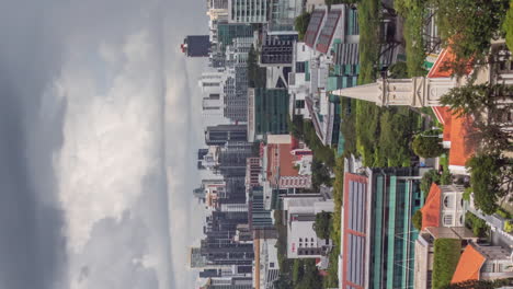 Timelapse-Vertical-Del-Cielo-Dramático-Sobre-La-Comunidad-Del-Valle-Del-Río,-Singapur