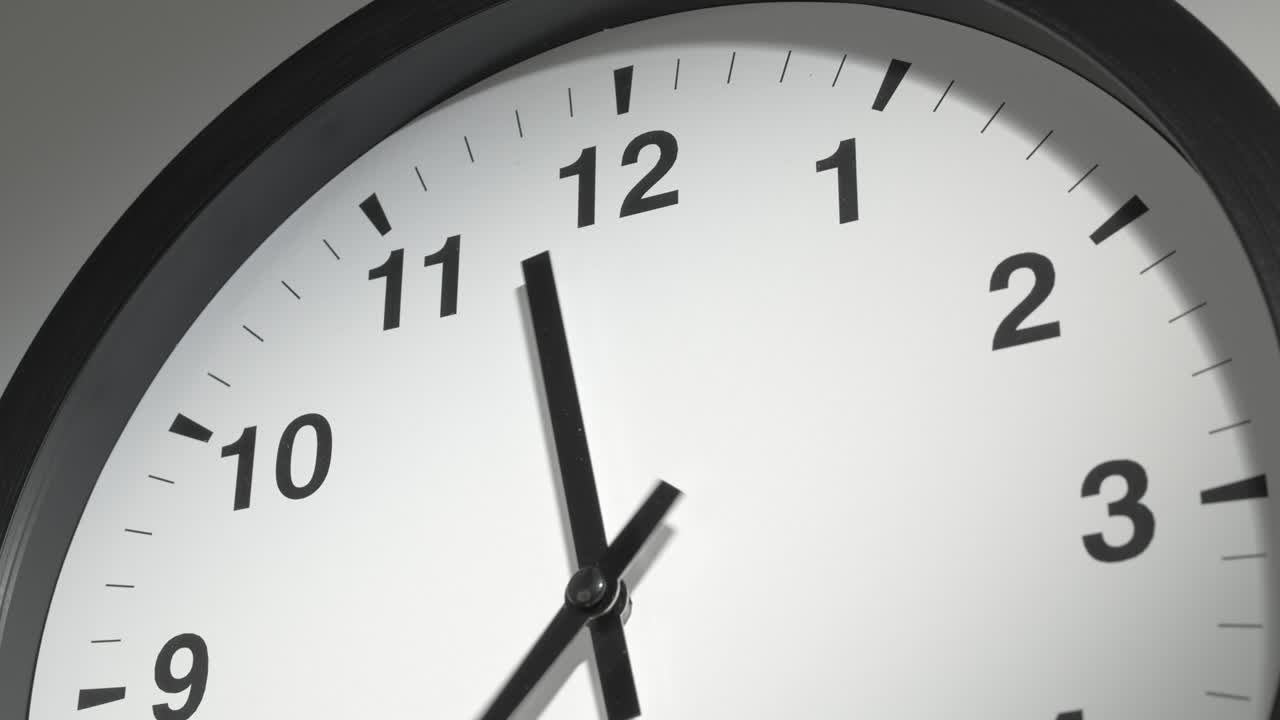 reloj en el lapso de tiempo en la pared blanca en la oficina