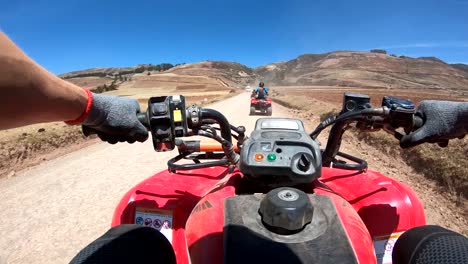 vista en primera persona en cuatrimoto por caminos de tierra peruanos y pasando 2 camionetas